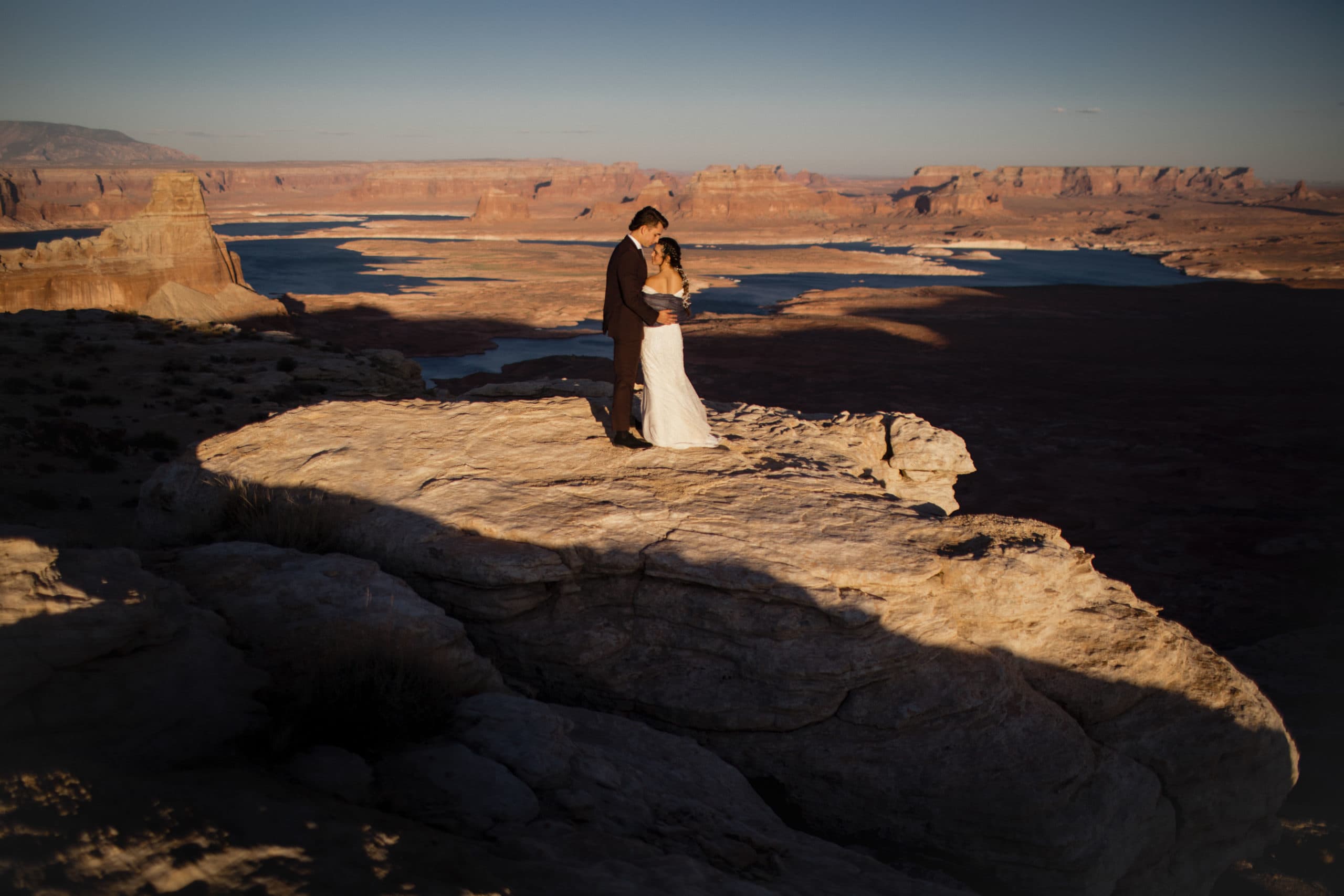 A Lake Powell wedding can be extremely romatic amoungst the red cliffs and turquoise water.